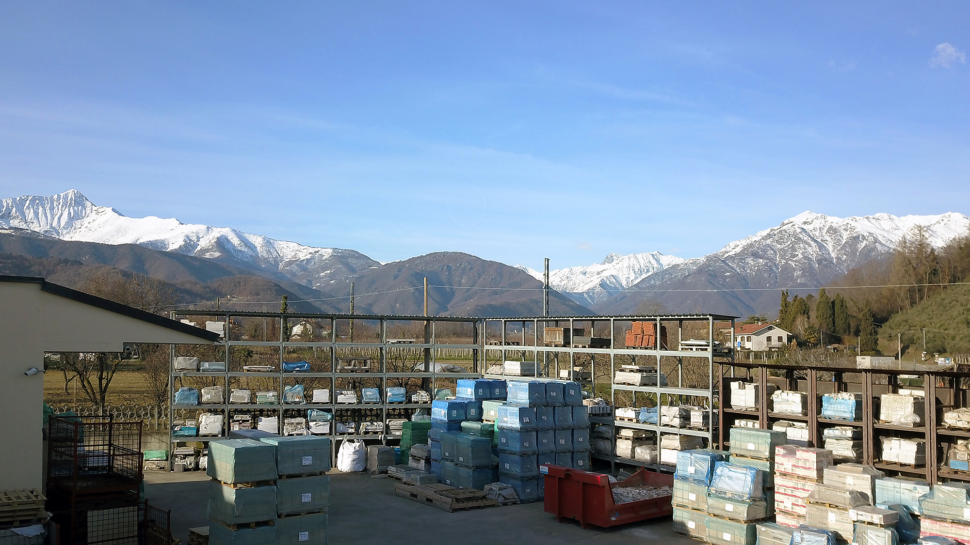 Magazzino Team Turina Ceramiche al lavoro